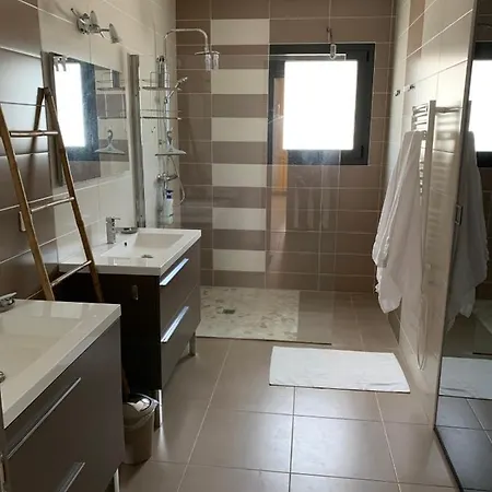 Jolie Contemporaine Avec Jacuzzi Piscine Chauffee Pour 8 Pers